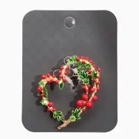 Брошь "Сердечко" брусника, цвет красно-зелёный в золоте Брошь "Сердечко" брусника, цвет красно-зелёный в золоте