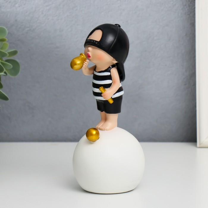 Сувенир полистоун  Сувенир полистоун "Малыш в чёрной кепке, с золотым пузырём на шаре" 15х7х7 см
