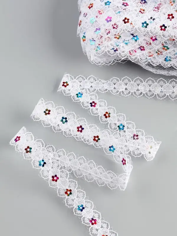 Тесьма гипюровая белая с пайетками 1,5 см, в упаковке 25 метров Тесьма гипюровая белая с пайетками 1,5 см, в упаковке 25 метров