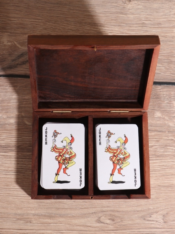 Шкатулка для хранения игральных карт 15.5х12,5 см, дерево шишам, латунь Шкатулка для хранения игральных карт 15.5х12,5 см, дерево шишам, латунь