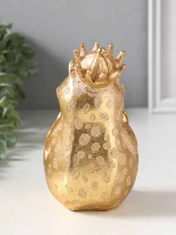 Сувенир полистоун "Лягушка в короне, читает книгу" золото 12х9,3х17 см