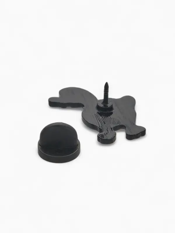 Значок &laquo;Гусь&raquo;, с ножом, бело-оранжевый в чёрном металле