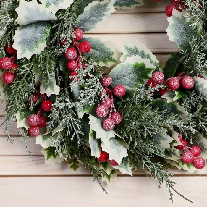 Венок новогодний d- 33 см  Венок новогодний d- 33 см "Уютная сказка" листочки ягоды зелень