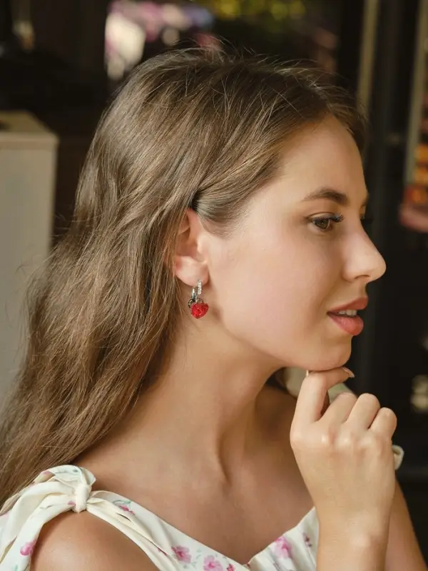 Серьги со стразами &laquo;Сердце&raquo;, мерцание, бело-красные в серебре