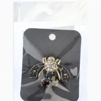 Брошь "Пчела в вишню", цветная в золоте