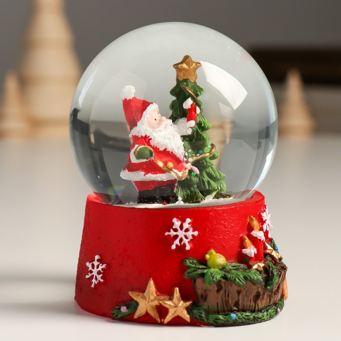 Сувенир полистоун водяной шар Сувенир полистоун водяной шар "Дедушка Мороз вешает гирлянду на ель" 7х8х9 см