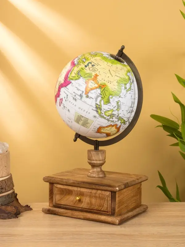 Глобус сувенирный 23х20х39 см, подставка дерево Глобус сувенирный 23х20х39 см, подставка дерево