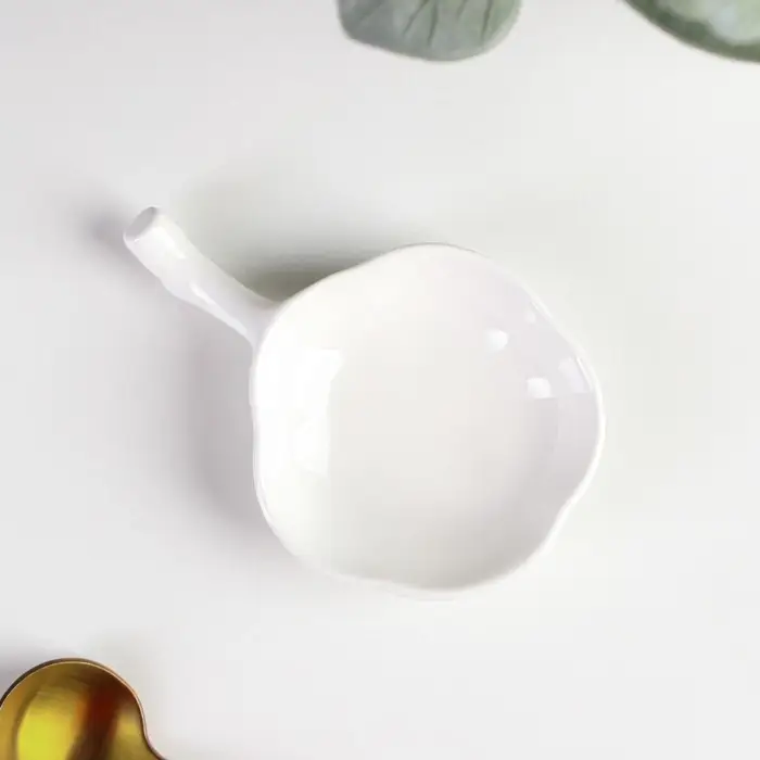 Соусник керамический с ручкой Доляна «Цветочек», 40 мл, 10,5×7 см, цвет белый Соусник керамический с ручкой Доляна «Цветочек», 40 мл, 10,5×7 см, цвет белый