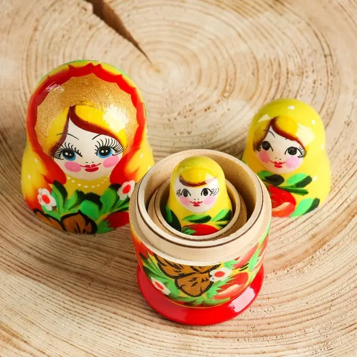 Матрёшка «Земляничка», жёлтое платье, 3 кукольная, 10 см Матрёшка «Земляничка», жёлтое платье, 3 кукольная, 10 см