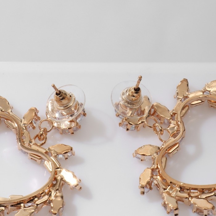 Серьги со стразами «Сердце» контур в листьях, цвет белый в золоте Серьги со стразами «Сердце» контур в листьях, цвет белый в золоте