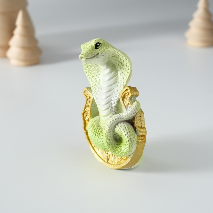 Сувенир полистоун Сувенир полистоун "Зелёная кобра на подкове" 5х3,5х7,5 см