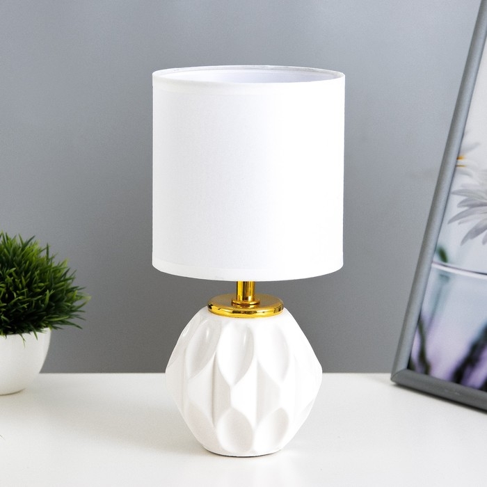 Настольная лампа Настольная лампа "Амальтея" Е14 40Вт белый 13х13х25 см RISALUX