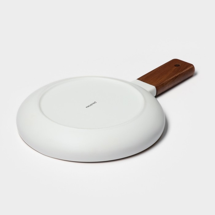 Блюдо фарфоровое для подачи с деревянной ручкой Magistro, d=20 см, цвет белый Блюдо фарфоровое для подачи с деревянной ручкой Magistro, d=20 см, цвет белый