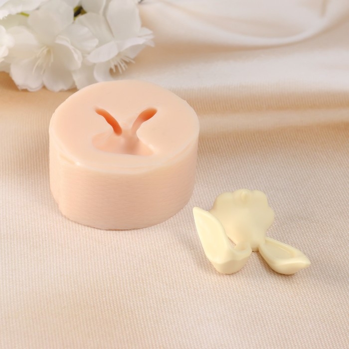 Молд силиконовый "Заяц с погнутым ухом" 3,5х5х1,5 см