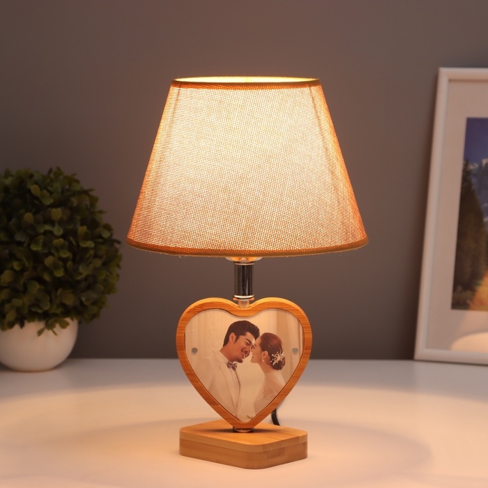 Лампа настольная с фоторамкой 9,5х8,5см (акрил на магнитах) 20х20х35см Лампа настольная с фоторамкой 9,5х8,5см (акрил на магнитах) 20х20х35см