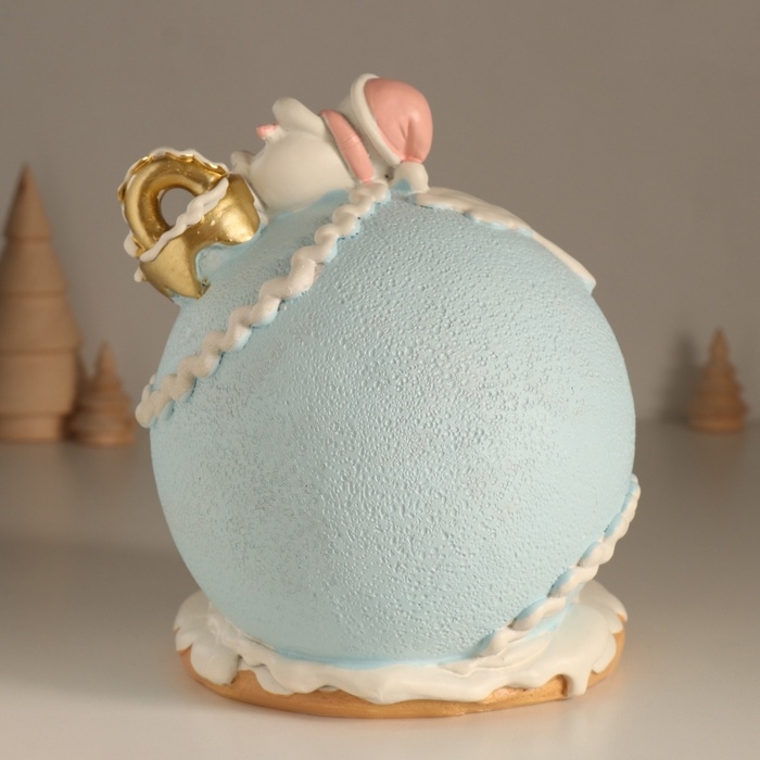 Сувенир полистоун свет Сувенир полистоун свет "Пряничный домик-елочный шар, со снеговиками" зефирный 17,5х16х18 см 103236