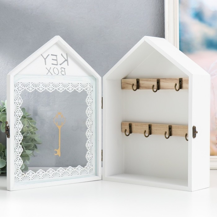 Ключница дерево 7 крючков Ключница дерево 7 крючков "Дом. Узоры. Ключ" белая с золотом 22х8х30 см