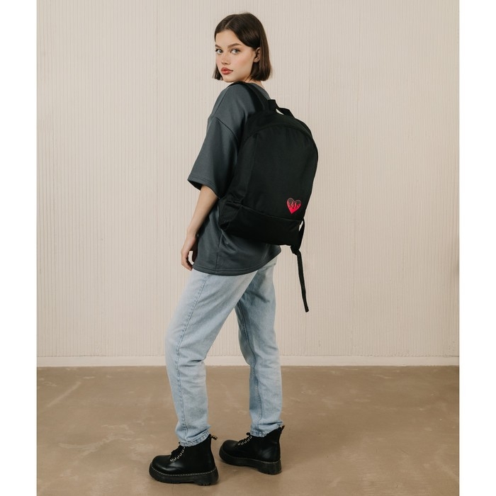 Рюкзак школьный текстильный «Сердце», 46х30х10 см, вертикальный карман, цвет чёрный