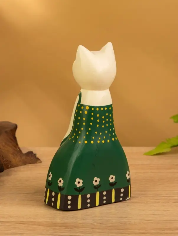 Сувенир дерево "Белая кошка в зелёном платье" 9х5х15,5 см