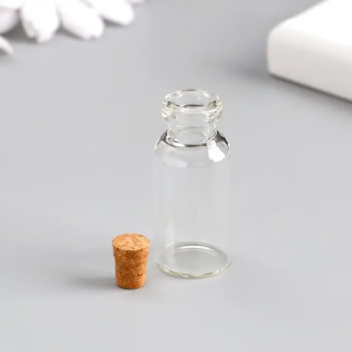 Маленькая стеклянная баночка прозрачная «Бутылочка с пробкой», для творчества и декора, 5 мл, 4×1.8×1.8 см Маленькая стеклянная баночка прозрачная «Бутылочка с пробкой», для творчества и декора, 5 мл, 4×1.8×1.8 см