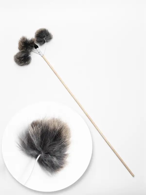 Дразнилка-удочка  Дразнилка-удочка "Меховой пушок на трех резинках", на деревянной палочке 50 см