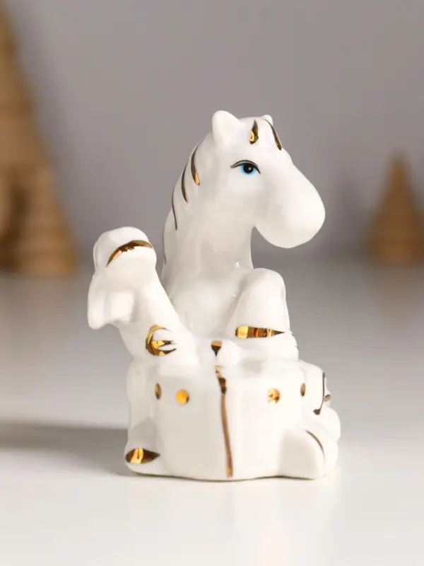 Сувенир керамика "Конь с подарком" белый с золотом 6,5х5,5х7,5 см