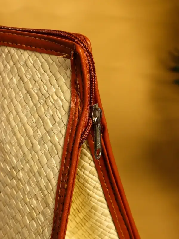 Сумка плетёная на молнии из пандана 41х16х50 см, бежево-коричневый Сумка плетёная на молнии из пандана 41х16х50 см, бежево-коричневый