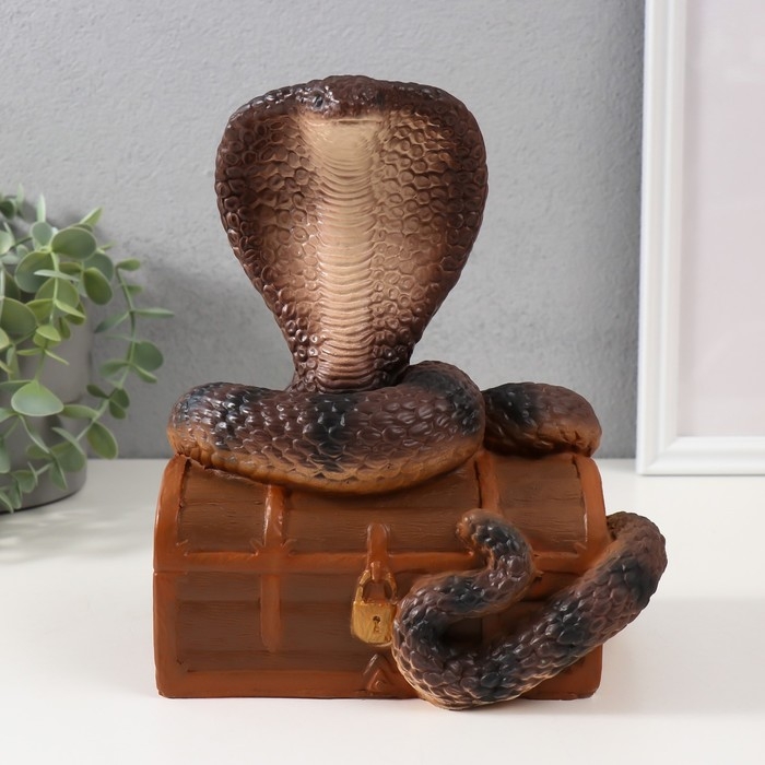 Фигурка Фигурка "КОБРА НА СУНДУКЕ" 20 х 17 х 12 см.