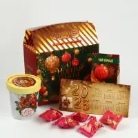 Подарочный набор «С Новым годом»: чай (50 г), конфеты (110 г), печенье брауни (120 г) Подарочный набор «С Новым годом»: чай (50 г), конфеты (110 г), печенье брауни (120 г)