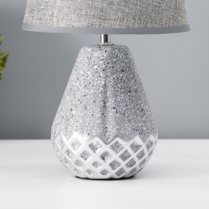 Настольная лампа с абажуром RISALUX «Виктория», 1×Е14, 40 Вт, серый, 20×20×32 см Настольная лампа с абажуром RISALUX «Виктория», 1×Е14, 40 Вт, серый, 20×20×32 см