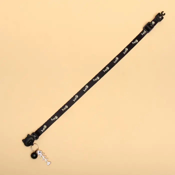 Ошейник для кошек &laquo;Рыбёшка&raquo;, 30&times;1 см, светящийся, с бубенчиком и подвесом, полиэстер, чёрный