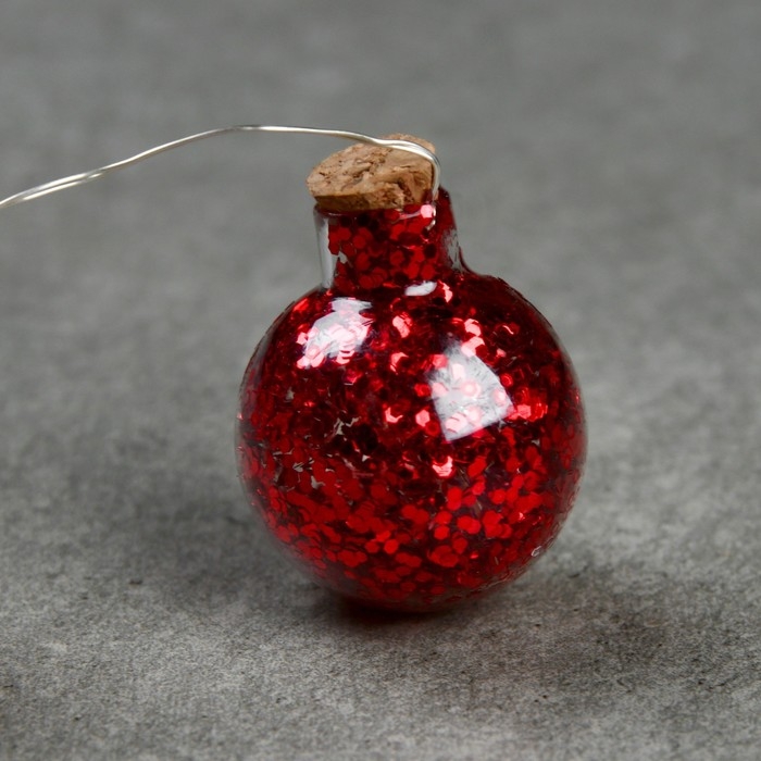 Гирлянда «Нить» 1.6 м с насадками «Шарики с красным конфетти», IP20, серебристая нить, 15 LED, батарейки ААх2 (нет в комплекте), свечение тёплое белое Гирлянда «Нить» 1.6 м с насадками «Шарики с красным конфетти», IP20, серебристая нить, 15 LED, батарейки ААх2 (нет в комплекте), свечение тёплое белое