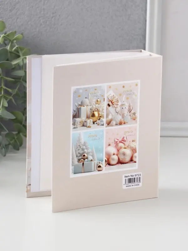 Фотоальбом на 40 фото 10х15 см Фотоальбом на 40 фото 10х15 см "Подарки и снеговик" в коробке тисн.золото 4,7х14х17 см