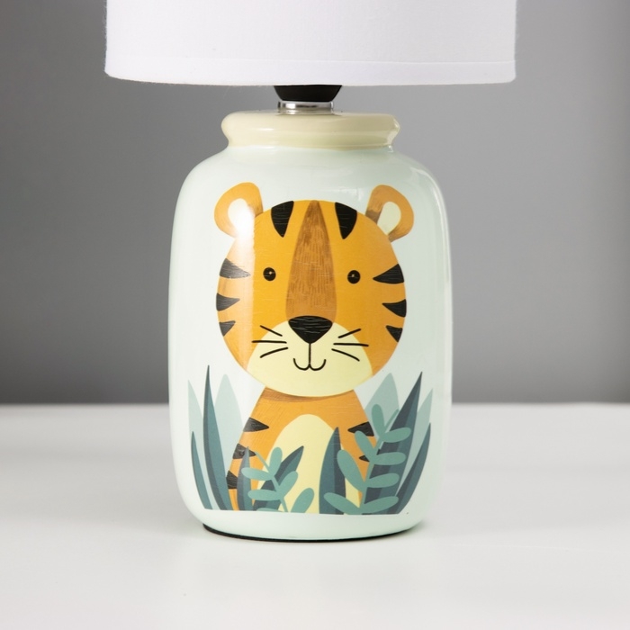 Настольная лампа с абажуром RISALUX «Тигрик» детская,, Е14, 40 Вт, зелёный, 13×13×27 см Настольная лампа с абажуром RISALUX «Тигрик» детская,, Е14, 40 Вт, зелёный, 13×13×27 см