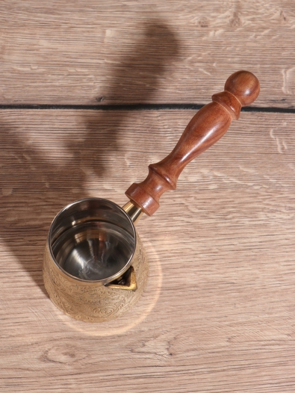 Турка "Золотые узоры" латунь, с деревянной ручкой, 250 мл