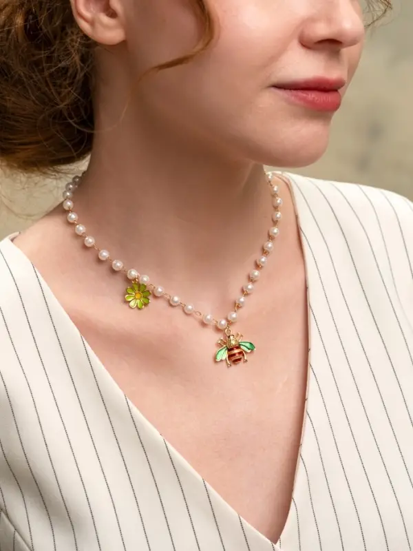 Колье на жемчужной дорожке &laquo;Пчёлка&raquo;, цветная в золоте, 40 см
