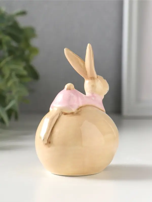 Сувенир керамика "Зайчик в розовой пижамке на яйце" 7х5,4х8,6 см