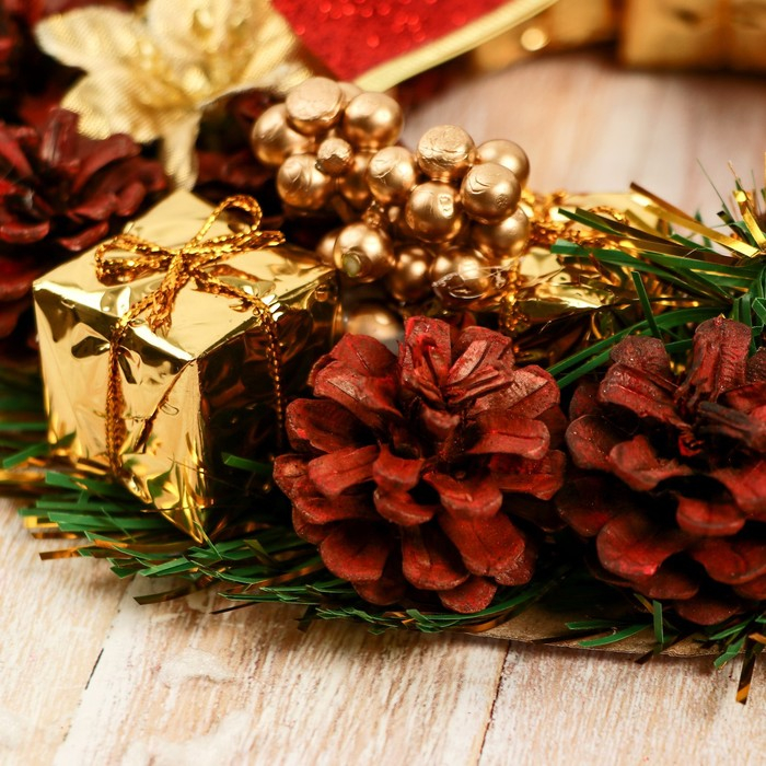 Венок новогодний d-22 см  Венок новогодний d-22 см "Бант, шишки и подарки"