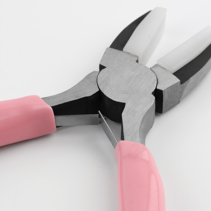 Плоскогубцы с нейлоновыми насадками, для рукоделия, 14 × 6,5 см, цвет серебряный/розовый Плоскогубцы с нейлоновыми насадками, для рукоделия, 14 × 6,5 см, цвет серебряный/розовый