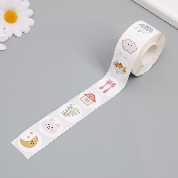 Наклейка бумага Наклейка бумага "Котик на даче" d=2,5 см 500 шт в рулоне 3х5,5х5,5 см