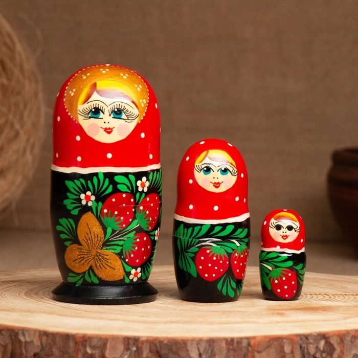 Матрёшка «Земляничка», красный платок, 3 кукольная, 10-12 см Матрёшка «Земляничка», красный платок, 3 кукольная, 10-12 см