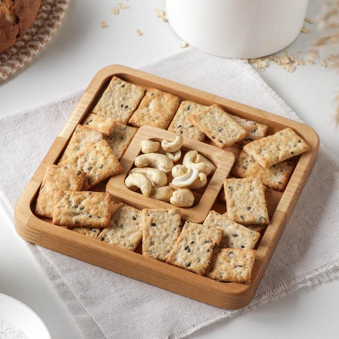 Менажница квадратная Доляна &laquo;Беневенто&raquo;, 18&times;18&times;1,8 см, 2 секции, берёза, пропитана маслом