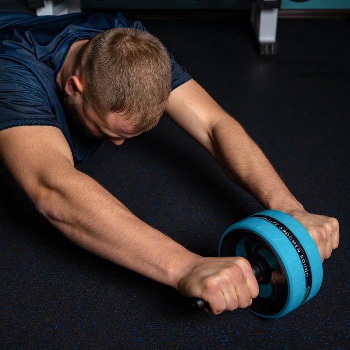 Ролик для пресса ONLYTOP, 38х17х17 см, с ковриком, цвет голубой Ролик для пресса ONLYTOP, 38х17х17 см, с ковриком, цвет голубой