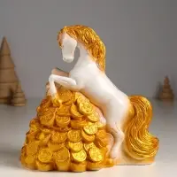 Копилка "Конь на деньгах" 20х20х13 см, белый с золотом Копилка "Конь на деньгах" 20х20х13 см, белый с золотом