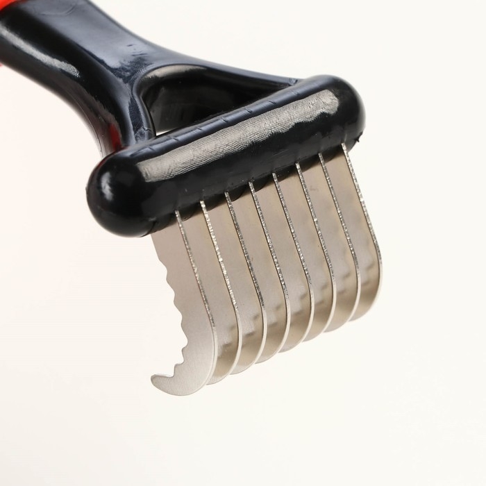 Колтунорез загнутый, 8 лезвий, 5,5 х 15 см, чёрно-красный Колтунорез загнутый, 8 лезвий, 5,5 х 15 см, чёрно-красный