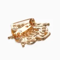 Зажим для кардигана "Ажур", кокошник, цвет белый в золоте Зажим для кардигана "Ажур", кокошник, цвет белый в золоте