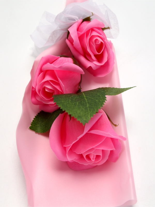 Букет из трех мыльных розовых роз в колбе.