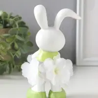 Сувенир полистоун "Зайка в цветочной юбочке, с букетиком" 9х8х14,5 см