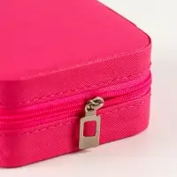 Шкатулка кожзам для украшений "Фуксия" 4 ячейки, 7 полос, 3 крючка 10х10х5 см