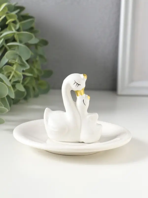 Сувенир керамика подставка под кольца "Лебедь с малышом" белая 10х10х7 см